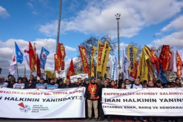 Протест в Кадыкёе против нападения США и Израиля на Иран