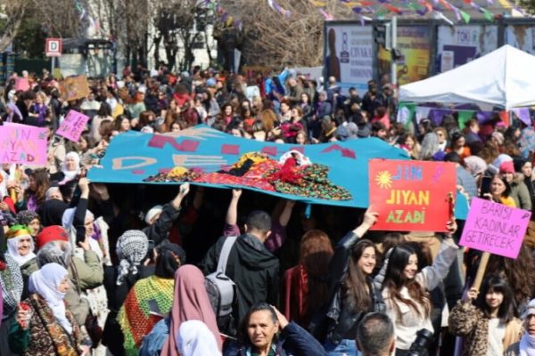 Тысячи женщин празднуют 8 марта в Амеде