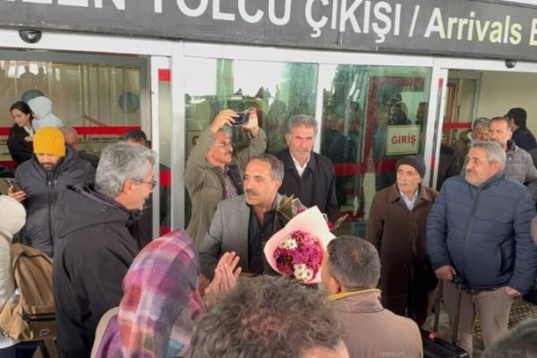 Сархата Озтюрка после 32 лет тюрьмы торжественно встретили жители города Агры