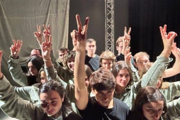 «Женщина, жизнь, свобода»: театральный мост между Галисией и Рожавой на сцене Сантьяго-де-Компостелы