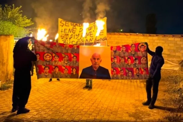Молодые люди вышли на марш в память о погибших героях