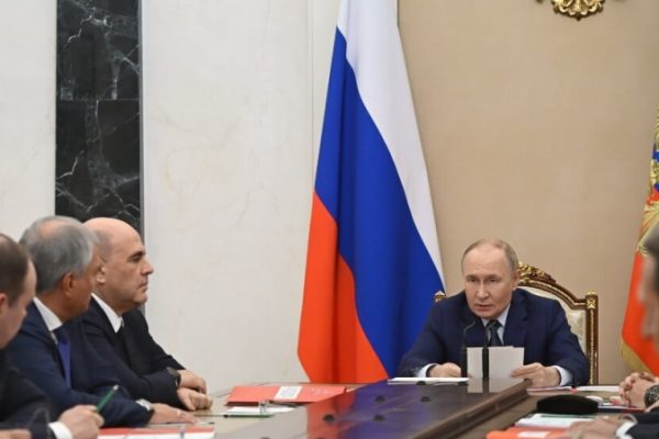 Путин провел совещание с Совбезом и заявил о готовности сохранять ограничения ДСНВ