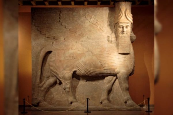 В Ираке найден шестиметровый ассирийский крылатый бык в руинах дворца Асархаддона