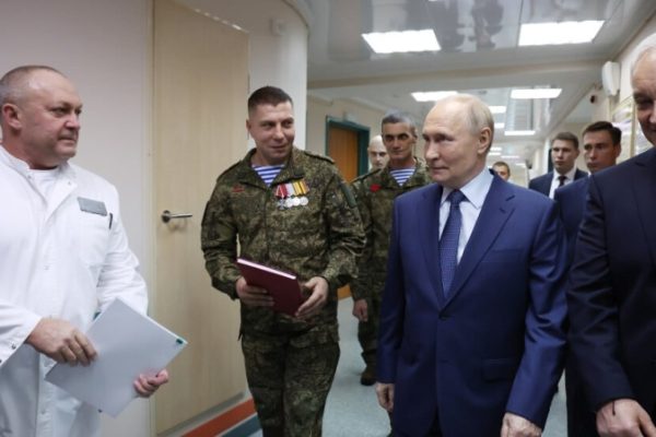 Путин посетил военный госпиталь имени Мандрыка и встретился с участниками спецоперации