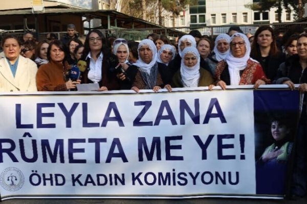 Адвокаты подали заявление из-за расистских оскорблений в адрес Лейлы Заны