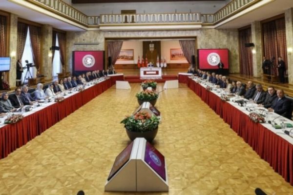 В парламенте началось совещание по «процессу» с координаторами политических партий