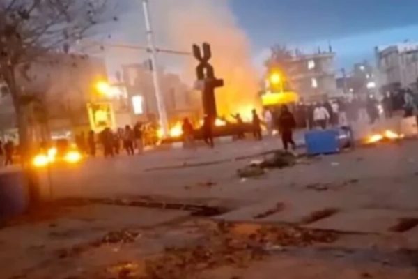 11 курдов убиты, десятки ранены, сотни арестованы: протесты охватили Восточный Курдстан