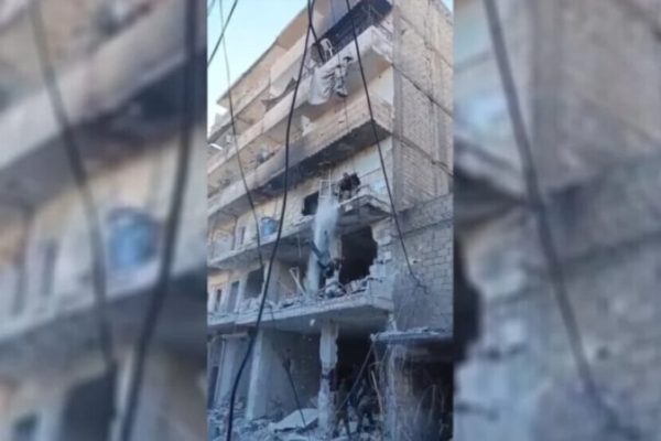 Бесчеловечная расправа в Алеппо: тело погибшего бойца СВБ осквернили и сбросили с крыши