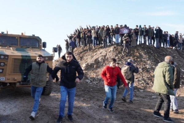 Двое мужчин и две женщины ранены: турецкие солдаты открыли огонь на поражение на границе