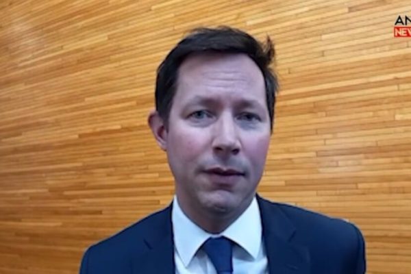 Евродепутат Беллами осудил вторжение и массовые убийства в Рожаве и призвал к единству