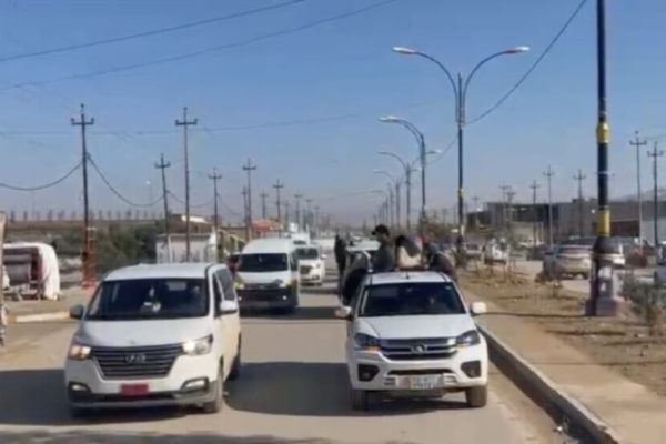 Молодые люди из Шенгала направляются к границе с Рожавой