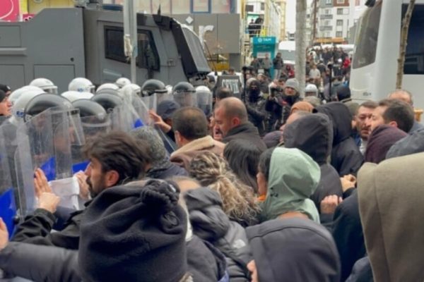 Около 100 человек задержаны в ходе подавления митинга в поддержку Рожавы в Ване