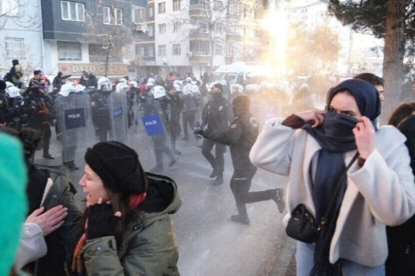 Полиция разогнала демонстрацию в поддержку Рожавы в Амеде