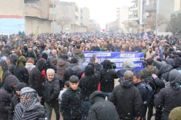 Тысячи жителей Суруча вышли маршем на границу с Кобани