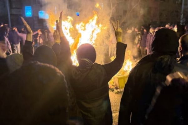 В Абданане люди захватили полицейский участок, протесты в городах продолжаются