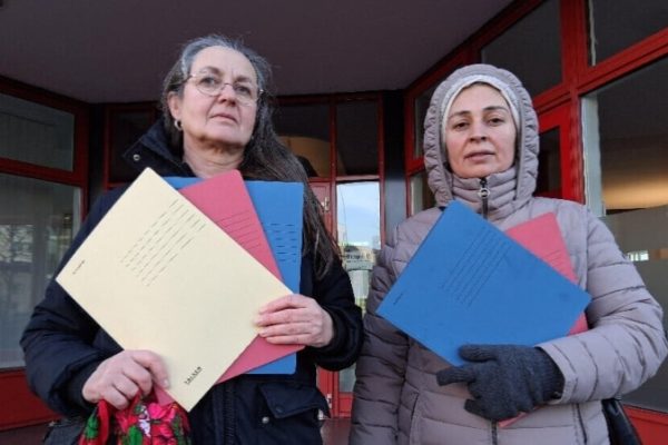 Женщины из Гамбурга и Дюссельдорфа передают материалы о Рожаве депутатам и СМИ