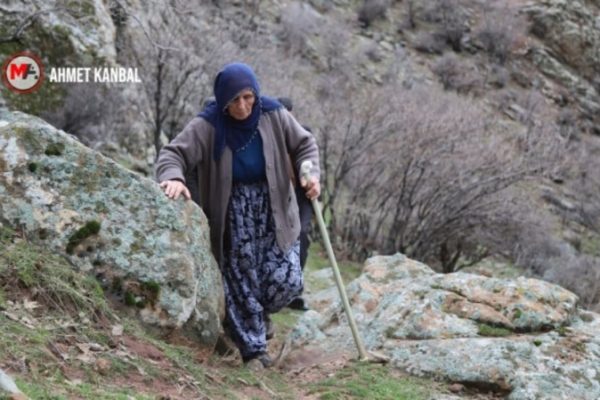 70-летняя женщина взбирается на гору в поисках памяти