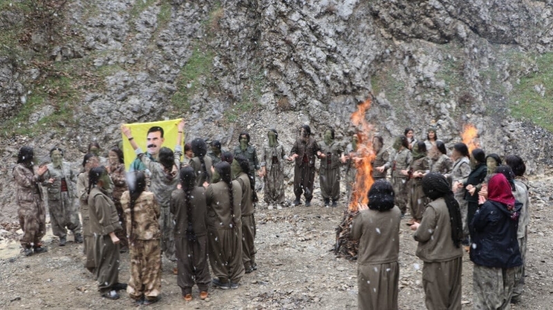 Партизанки ССЖ «Стар» празднуют 8 марта <!--more--/>в зонах обороны Мидии» /></p>
<p>Бойцы Союза свободных женщин «Стар» (ССЖ «Стар») организовали праздничное мероприятие к 8 марта.</p>
<p>В горах Курдистана, в удерживаемых партизанскими отрядами зонах обороны Мидии, революционерки собрались на праздник, приветствуя глобальную борьбу женщин за свободу и равенство песнями, лозунгами и традиционными танцами.</p>
<p>Несмотря на небольшой снегопад, женщины принесли с собой фотографии курдского лидера Абдуллы Оджалана. Они скандировали лозунги: «Да здравствует Абдулла Оджалан! Женщины, жизнь, свобода!». Затем они разожгли костер и принялись танцевать гованд.</p>
<p>Партизанка Асмин Зелал напомнила об исторических преследованиях женщин и о боли тех, кого сжигали и убивали на протяжении всей истории человечества. После этого 8 марта стало символом побед и результатом долгой самоотверженной борьбы: «Курдские женщины, особенно революционерки, превратили эту дату из простого дня памяти в праздник свободы. Поэтому сегодня курдянки играют важную роль в своем обществе.</p>
<p>Борьба за женское освобождение – это в то же время борьба за свободу всех женщин в мире. Для тех, кто страдает от давления существующей системы власти и капиталистической современности, 8 марта остается вехой сопротивления, точкой отсчета исторической борьбы. Как говорит наш лидер Абдулла Оджалан, без свободы женщин общество не может быть свободным. Основываясь на философии емкого лозунга «Женщины, жизнь, свобода», мы стремимся открыть путь в будущее».</p>
<p style=