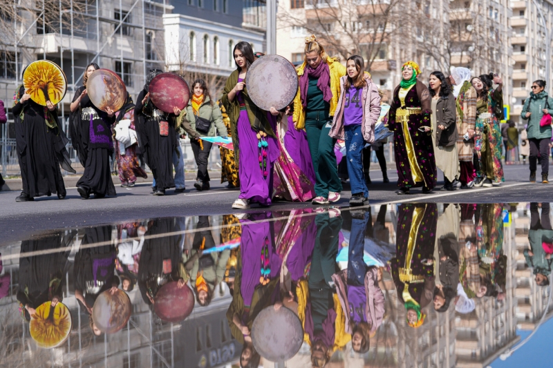 Тысячи женщин празднуют 8 марта в Амеде