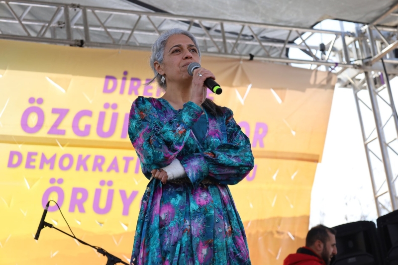 Тысячи женщин празднуют 8 марта в Амеде