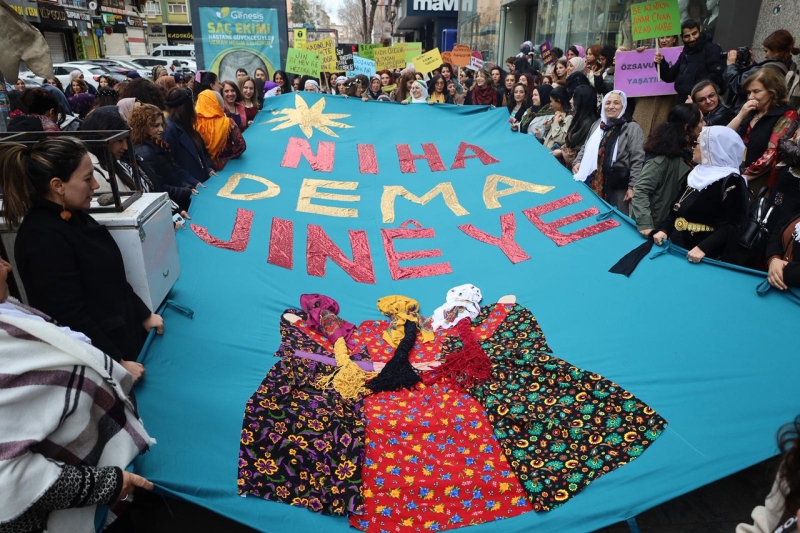 Тысячи женщин празднуют 8 марта в Амеде