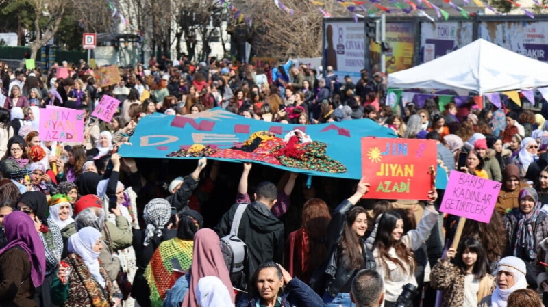 Тысячи женщин празднуют 8 марта в Амеде