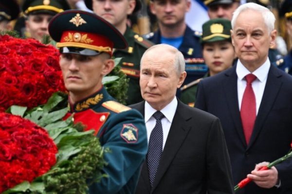 Путин принял участие в церемонии у Могилы Неизвестного Солдата в День памяти и скорби