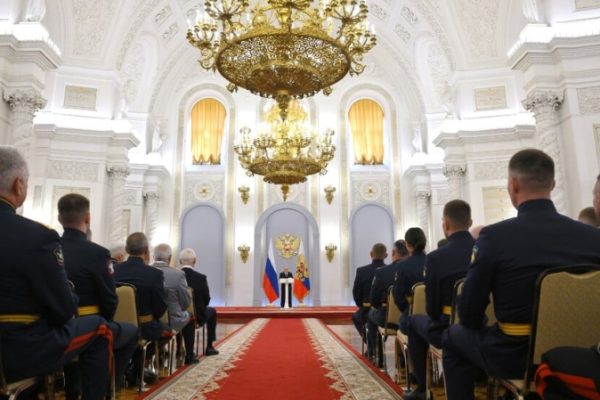 Путин встретился с выпускниками военных вузов и академий силовых ведомств России