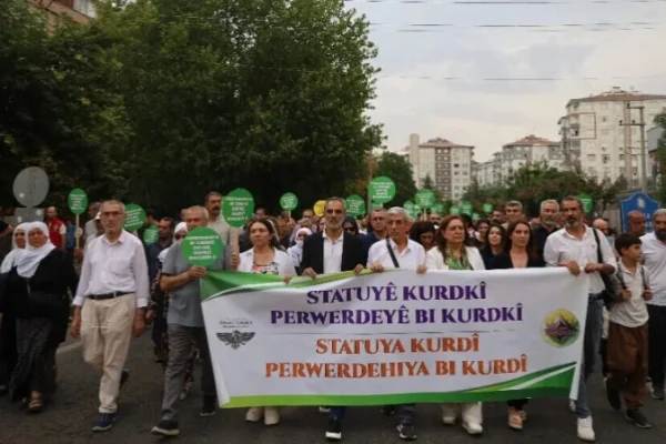 На марше в Амеде призвали признать право курдов на образование на родном языке